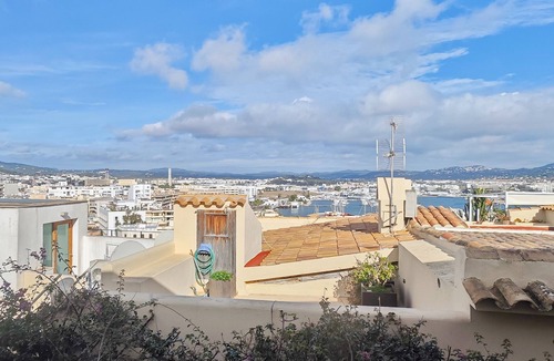 Ibiza City Centre Apartment | Apartment 'Navila Palmera' with Shared Pool, Wi-Fi and Air Conditioning