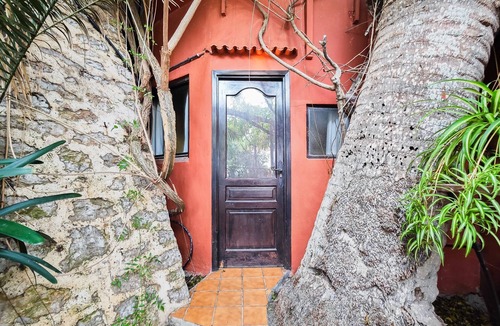 Ibiza City Centre Apartment | Apartment 'Navila Palmera' with Shared Pool, Wi-Fi and Air Conditioning