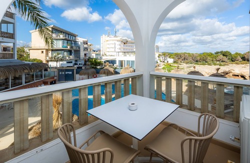 Portocolom Apartment | Apartment 'Pool View Room 101' with Shared Pool, Wi-Fi and Air Conditioning