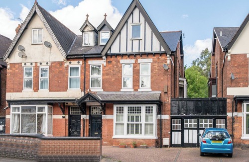 Edgbaston Apartment | Apartment Sleeps 7 - Pets, Free Parking & WiFi