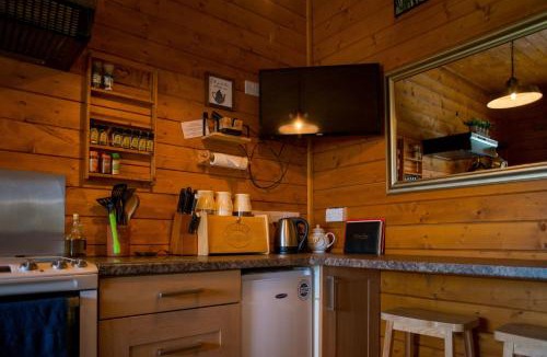 Welshpool Ski Chalet | APPLE Cabin - Little Log Cabin in Wales