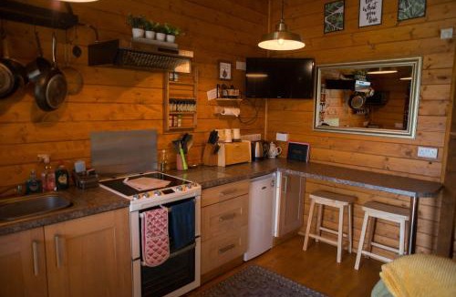 Welshpool Ski Chalet | APPLE Cabin - Little Log Cabin in Wales