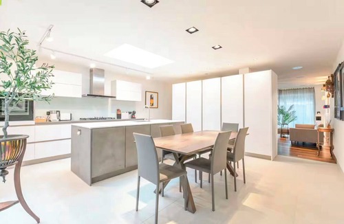 Chessington House | Architect-Designed Luxury Retreat, 3BR Chessington