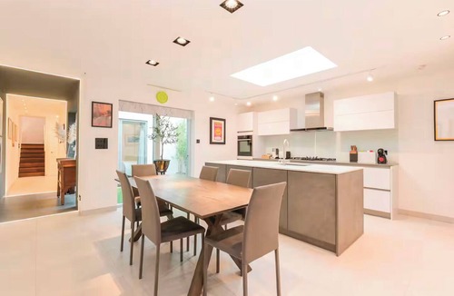 Chessington House | Architect-Designed Luxury Retreat, 3BR Chessington
