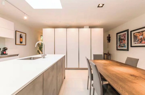 Chessington House | Architect-Designed Luxury Retreat, 3BR Chessington