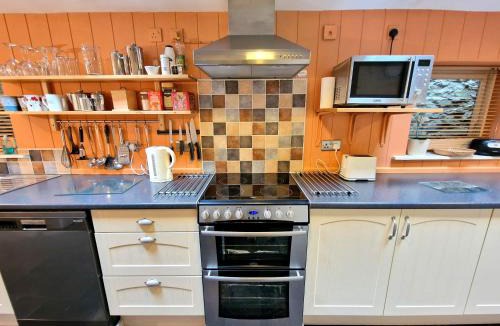 Llandyssiliogogo House | Arwel