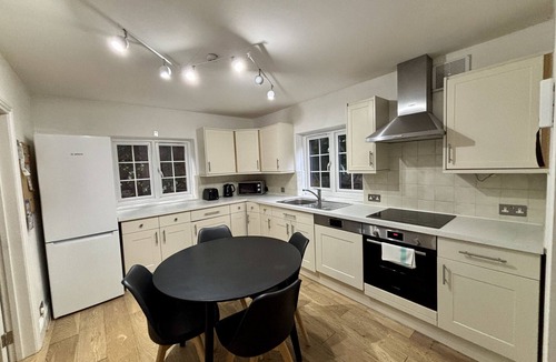 Sunninghill Ski Chalet | Ascot Spacious 4 Bedroom Home with Driveway