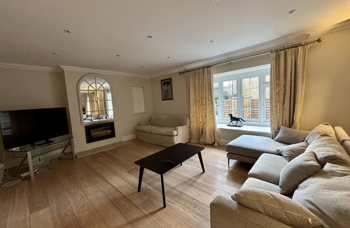 Sunninghill Ski Chalet | Ascot Spacious 4 Bedroom Home with Driveway