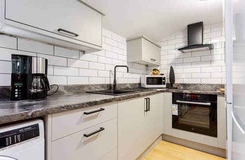 Ashton-under-Lyne House | Ashton Luxury Getaway Sleeps 14 With 2 Free Parking Space