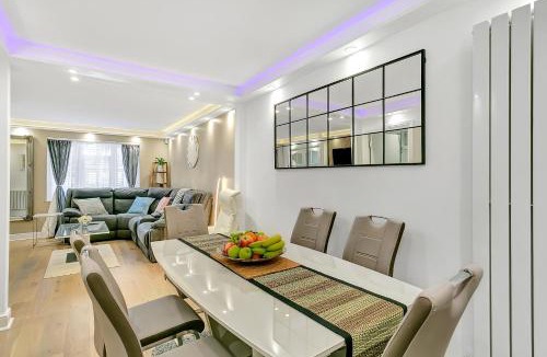 Bierton House | Aspen Close 4 Bedroom Retreat with Spa, Sauna and Gym