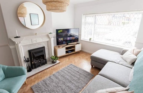 Moseley House | ATTENTION TO ALL CONTRACTORS - SPLENDID MOSELEY HOUSE w/ GAMES ROOM & DRIVEWAY F
