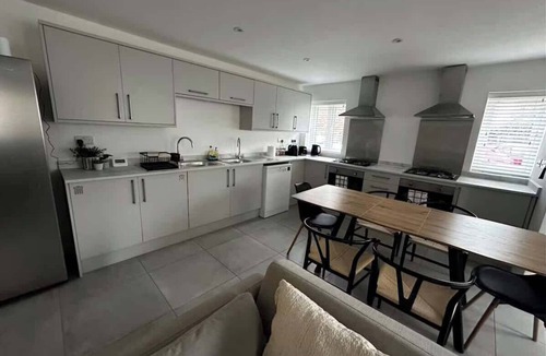 Oxford House | Attractive, Central, Spacious, Home with Parking