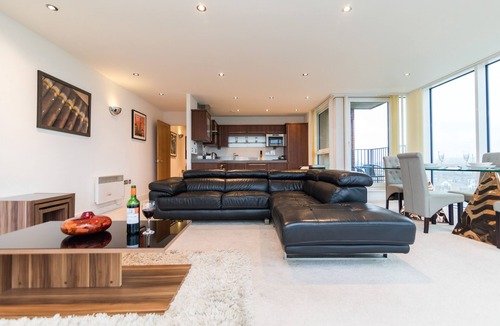 Docklands Apartment | Austin David Apartments - New Island