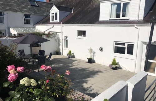 Saint Clears Cottage | Awel Taf - A spacious 3 bedroom Cottage with Courtyard Garden!