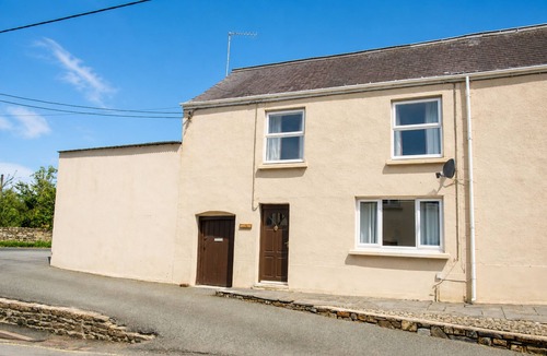 Saint Clears Cottage | Awel Taf - A spacious 3 bedroom Cottage with Courtyard Garden!