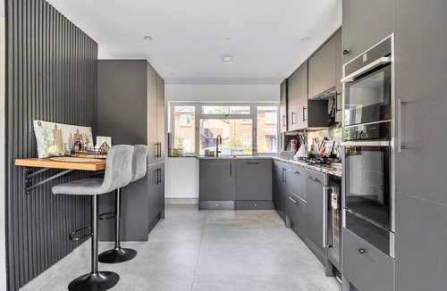 Aylesbury House | Aylesbury - Sleeps 6 - Parking - Central Location