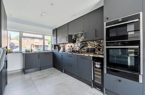 Aylesbury House | Aylesbury - Sleeps 6 - Parking - Central Location