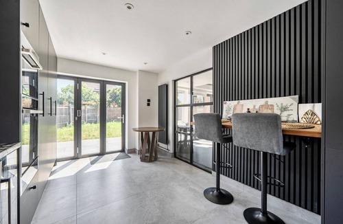 Aylesbury House | Aylesbury - Sleeps 6 - Parking - Central Location