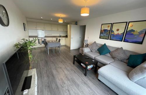 Droylsden Apartment | Balcony Marina Apartment With City Skyline Views - Free Secure Parking