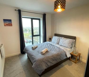 Droylsden Apartment | Balcony Marina Apartment With City Skyline Views - Free Secure Parking