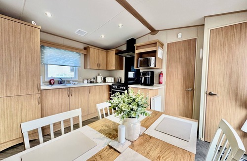 Challaborough House | Beach Coast Getaway in South Devon! Hill Views and on site entertainment,