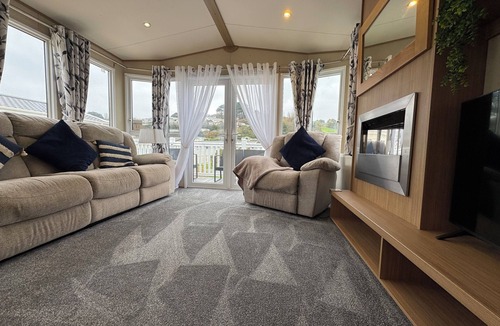Challaborough House | Beach Coast Getaway in South Devon! Hill Views and on site entertainment,