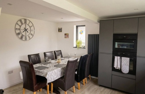 Hill Head House | Beach opposite, panoramic sea views and a garden bar to enjoy
