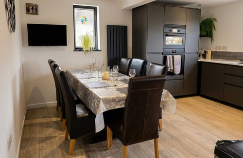 Hill Head House | Beach opposite, panoramic sea views and a garden bar to enjoy