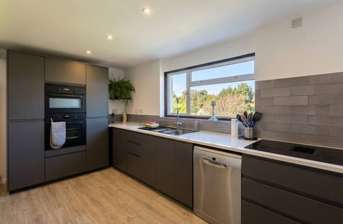 Hill Head House | Beach opposite, panoramic sea views and a garden bar to enjoy