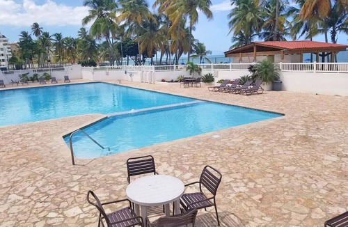 Isla Verde Apartment | Beachfront 2 Bdrm ~ Walk to Eat ~ W/D ~ King Bed