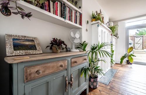 Exmouth Apartment | Beachfront escape with garden by Exmouth sands