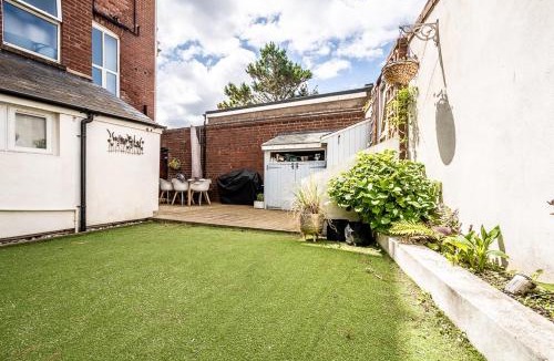 Exmouth Apartment | Beachfront escape with garden by Exmouth sands