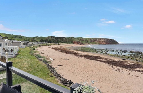Cockburnspath House | Beachfront 2BR - Wi-Fi - Free Parking - Sleeps 6