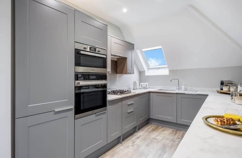Southbourne Apartment | Beachside Loft: Stylish Top Floor Apartment- SOBO Loft