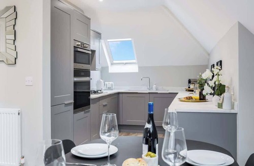 Southbourne Apartment | Beachside Loft: Stylish Top Floor Apartment- SOBO Loft