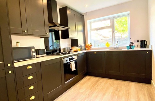 Boscombe Apartment | Beautiful 2 bedroom near the sea with free parking