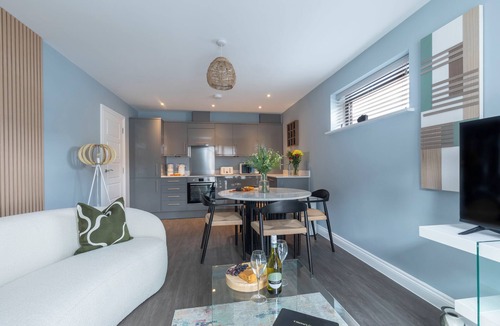 Gloucester Apartment | Beautiful 2 Bedroom Apartment With Parking in The Docks
