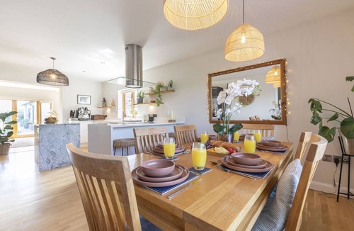 Mangotsfield House | Beautiful 4 Bed 3 Bath Cotswold Home with Hot Tub