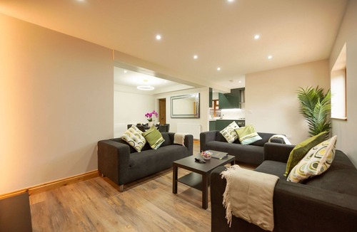 Earley House | Beautiful 8-Bed, 8-Bath with Garden, Gym & Parking