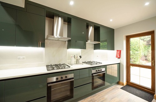 Earley House | Beautiful 8-Bed, 8-Bath with Garden, Gym & Parking