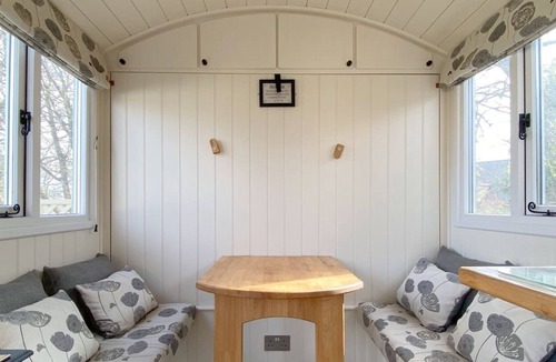 Upper Killay Cabin | Beautiful Shepherds Hut near The Gower