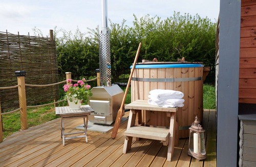 Banbury House | Beautiful villa for 4 guests with hot tub, terrace and pets allowed