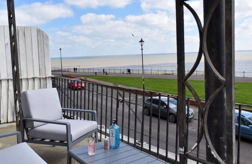 Ramsgate Cottage | Beautifully renovated apartment with stunning sea views and situated across from Ramsgate harbour.