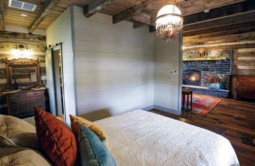 Swoope Bed & Breakfast | Bed&Breakfast in a 1795 Log Cabin on working farm, Honorable Jacob Swoope Suite
