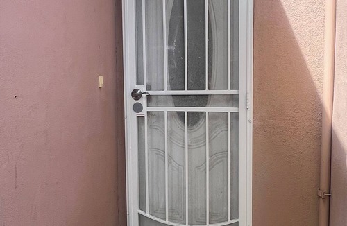 Maghull Apartment | Belmont shore studio, steps from the ocean and bay.