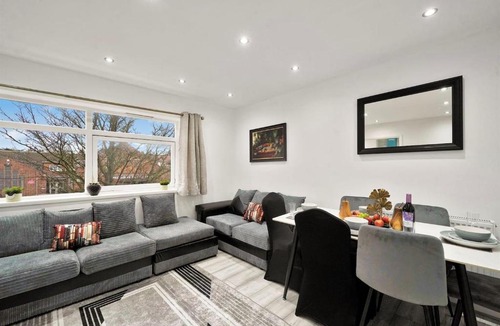 Belvedere Apartment | Belvedere 4-Bed Apt Sleeps 9 with Parking