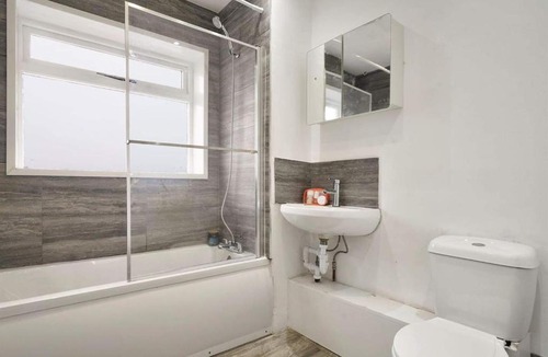 Belvedere Apartment | Belvedere 4-Bed Apt Sleeps 9 with Parking