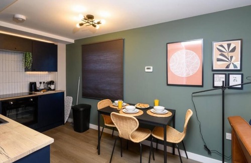 Plasnewydd Apartment | Benjamin Suite Modern 3BR Apartment