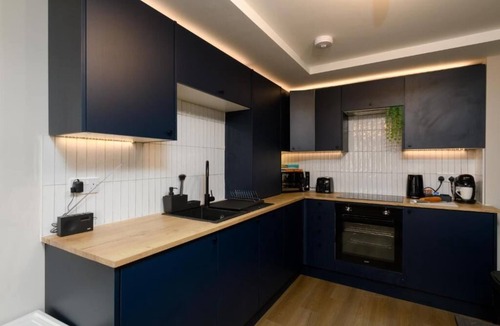 Plasnewydd Apartment | Benjamin Suite Modern 3BR Apartment
