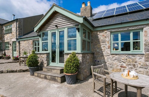 Pentraeth Cottage | Beudy Odyn - a ground floor bedroom that sleeps 2 guests in 1 bedroom